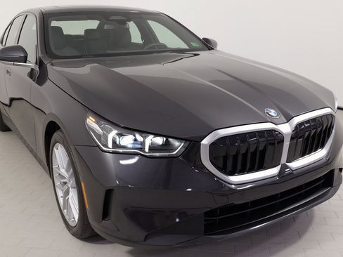 Used 2024 BMW 530i image 7