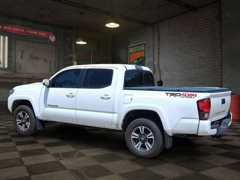 Used 2019 Toyota Tacoma TRD Sport AWD/4WD image 4