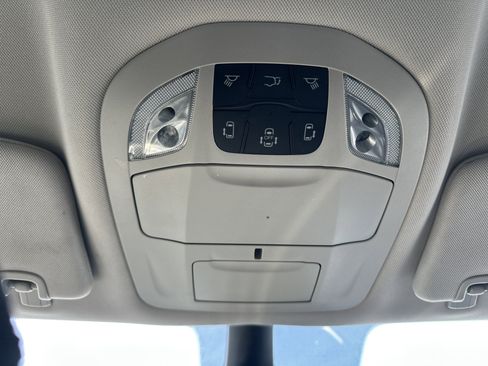 Used 2024 Chrysler Pacifica Touring-L image 18