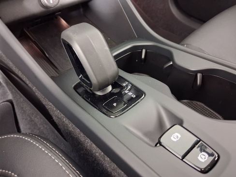 Certified 2025 Volvo XC40 B5 Core AWD/4WD image 27