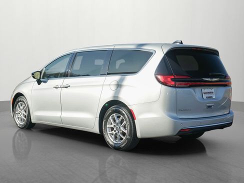 Used 2024 Chrysler Pacifica Touring-L image 5