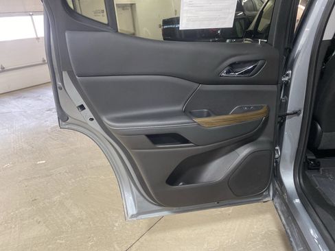 Used 2023 GMC Acadia SLE w/ Driver Convenience Package image 10