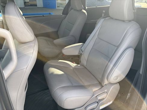 Used 2018 Toyota Sienna XLE w/ XLE Navigation Package FWD image 25