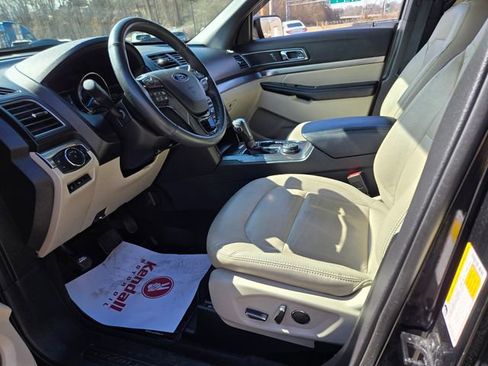 Used 2018 Ford Explorer XLT w/ Equipment Group 202A image 9