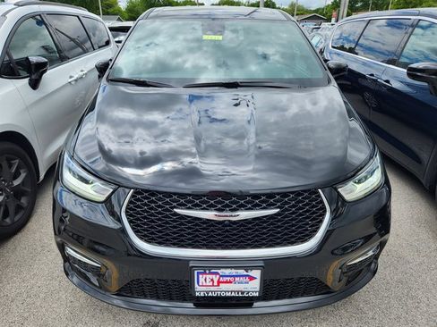 New 2025 Chrysler Pacifica Select image 2