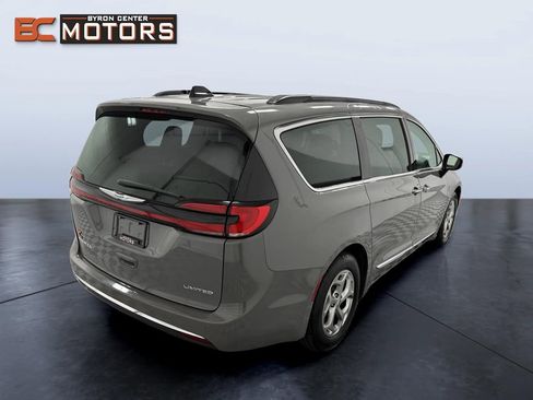 Used 2023 Chrysler Pacifica Limited FWD image 6