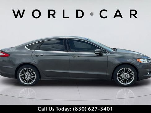Used 2016 Ford Fusion SE w/ Equipment Group 202A FWD image 4