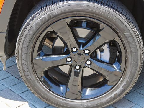 Used 2025 Jeep Grand Cherokee Altitude RWD image 14