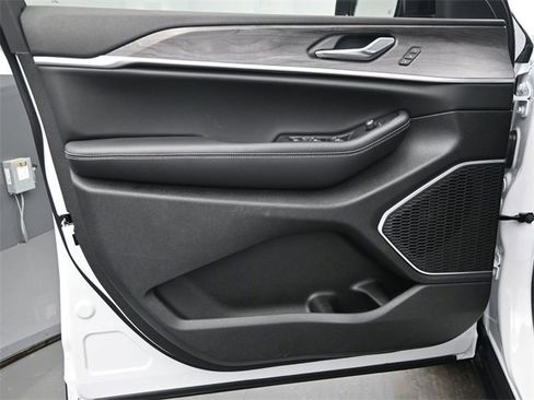 New 2025 Jeep Grand Cherokee Limited w/ Luxury Tech Group II image 12