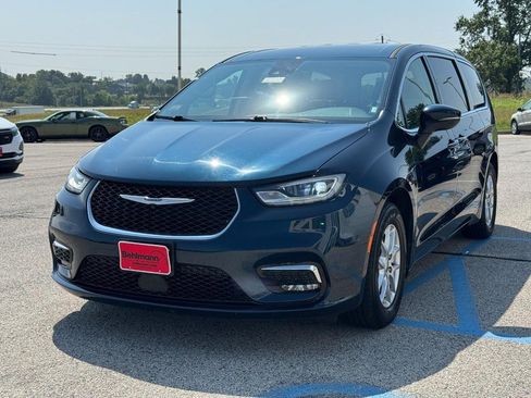 Used 2023 Chrysler Pacifica Touring-L FWD image 11