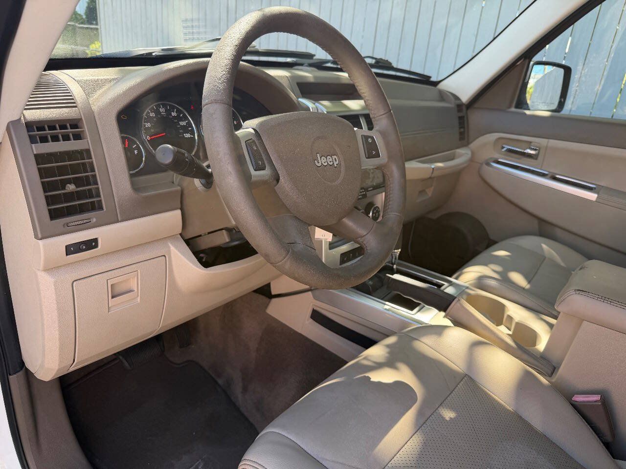 Used 2010 Jeep Liberty Limited AWD/4WD image 6