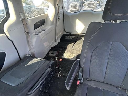 Used 2017 Chrysler Pacifica Touring w/ Tire & Wheel Group image 8