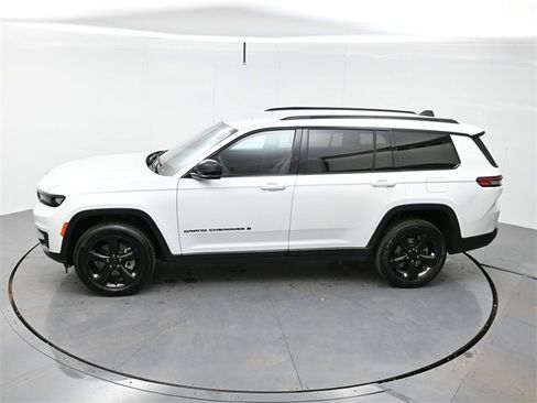 Used 2023 Jeep Grand Cherokee L Laredo image 35