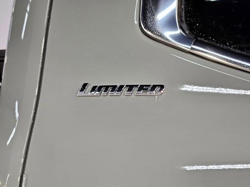Used 2025 Toyota Tundra Limited AWD/4WD image 39