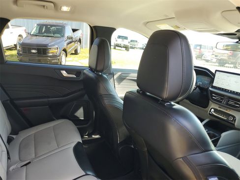 Used 2023 Ford Escape SE image 32