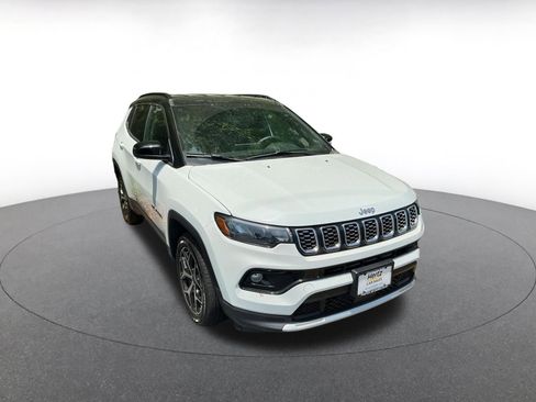 Used 2025 Jeep Compass Trailhawk AWD/4WD image 9