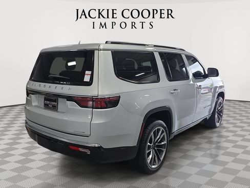 Used 2022 Jeep Wagoneer Series III w/ Premium Group I AWD/4WD image 5