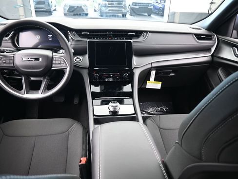 Used 2025 Jeep Grand Cherokee Laredo image 31