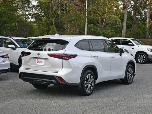 Certified 2024 Toyota Highlander XLE image 4