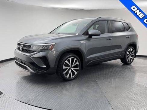 Used 2022 Volkswagen Taos SE FWD image 2