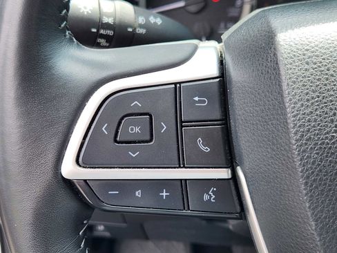 Used 2023 Toyota Highlander XLE FWD image 25