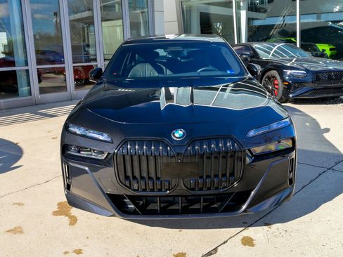 Used 2023 BMW 760i xDrive w/ Executive Package image 2