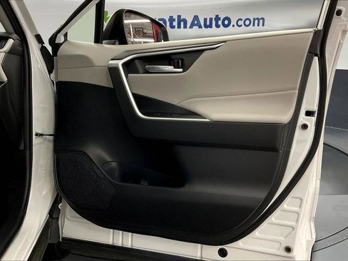 Used 2022 Toyota RAV4 XLE image 27