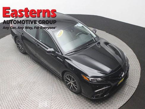 Used 2024 Toyota Camry SE FWD image 3