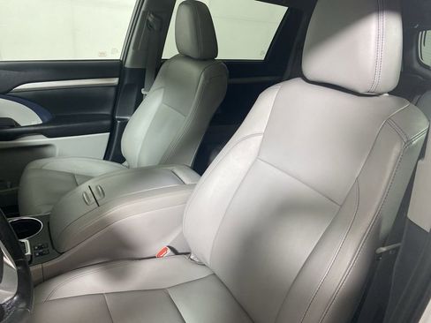 Used 2019 Toyota Highlander XLE image 12