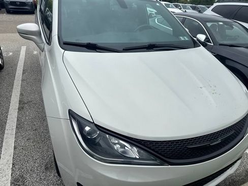 Used 2020 Chrysler Pacifica Limited w/ S Appearance Package FWD image 12