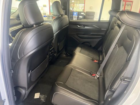 New 2025 Jeep Grand Cherokee Altitude image 9