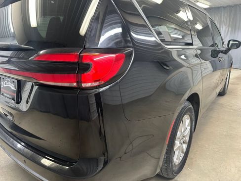 Used 2024 Chrysler Pacifica Touring-L FWD image 24
