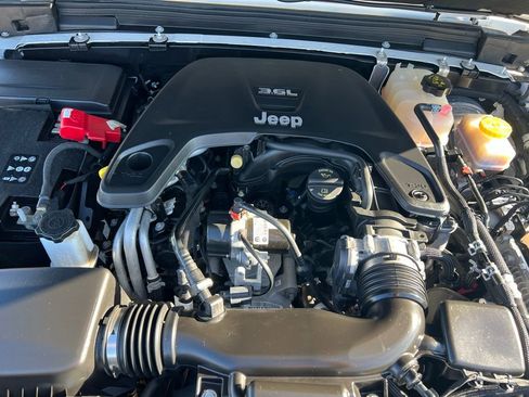 Used 2020 Jeep Wrangler Unlimited Sahara image 44