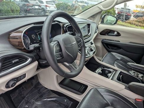 Used 2024 Chrysler Pacifica Limited image 15