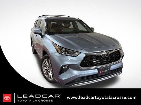 Used 2022 Toyota Highlander Platinum AWD/4WD image 1