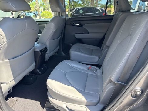 Used 2023 Toyota Highlander XLE image 6