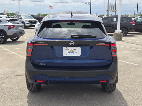 Used 2025 Nissan Kicks SV image 4