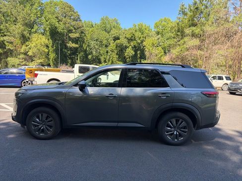 Used 2025 Nissan Pathfinder SV FWD image 8