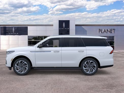 New 2026 Lincoln Navigator Premiere AWD/4WD image 3