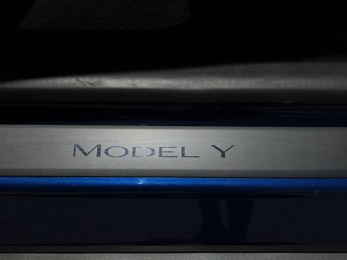 Used 2022 Tesla Model Y Long Range AWD/4WD image 11
