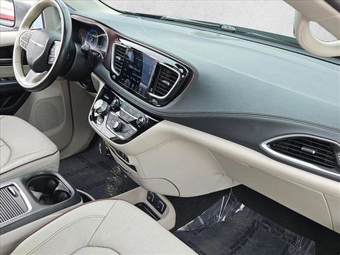 Used 2020 Chrysler Pacifica Limited image 27