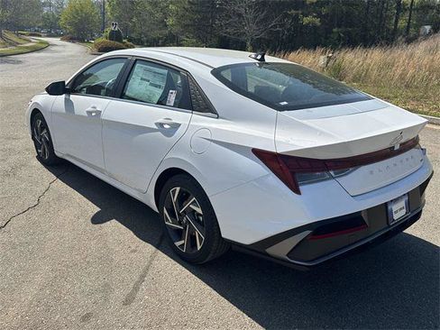 New 2025 Hyundai Elantra Limited image 3
