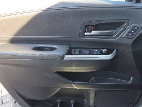 Certified 2025 Toyota Sienna Platinum image 27