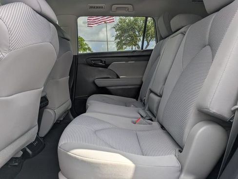 Used 2023 Toyota Highlander LE FWD image 16