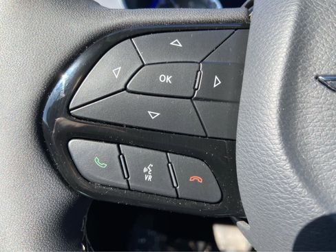 Used 2025 Chrysler Pacifica Limited FWD image 25