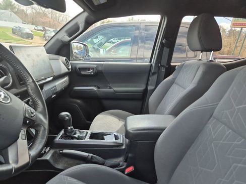 Used 2019 Toyota Tacoma TRD Off-Road w/ Technology Package image 4