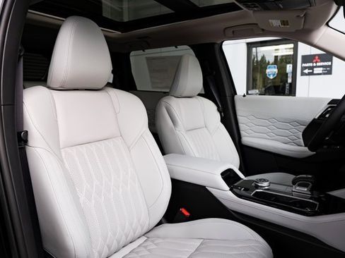 New 2025 Mitsubishi Outlander AWD image 30