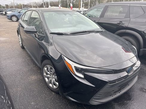 Used 2023 Toyota Corolla LE image 2