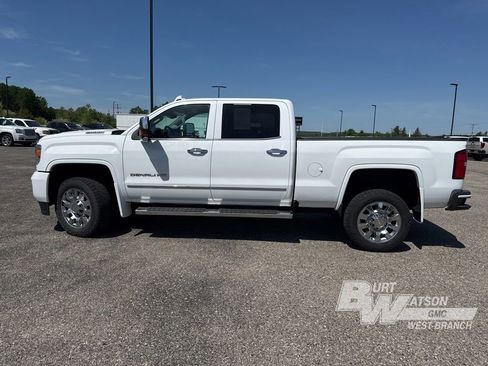 Used 2019 GMC Sierra 2500 Denali w/ Duramax Plus Package AWD/4WD image 3