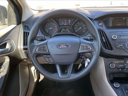 Used 2018 Ford Focus SE w/ SE Appearance Package image 10